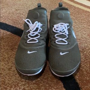 Men’s Nike 11 Presto.  Olive!